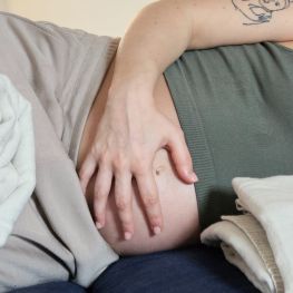 mediation schwangere bauch hand
