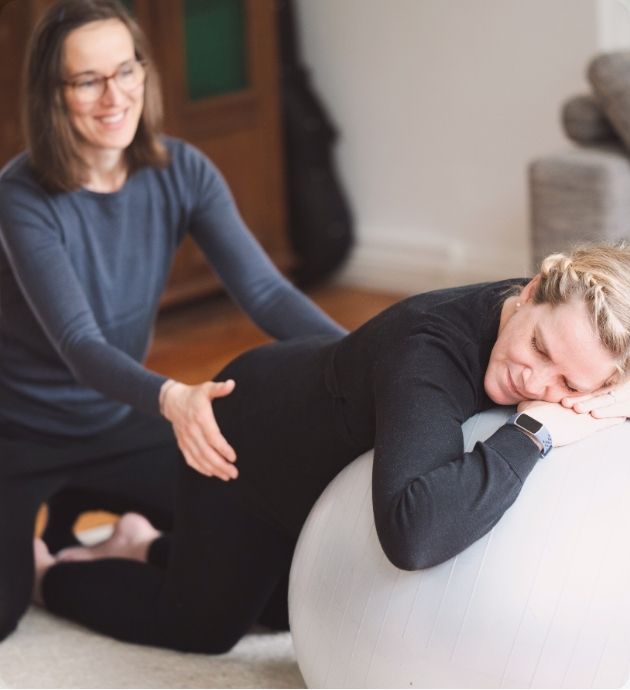 schwangere pezziball geburt doula
