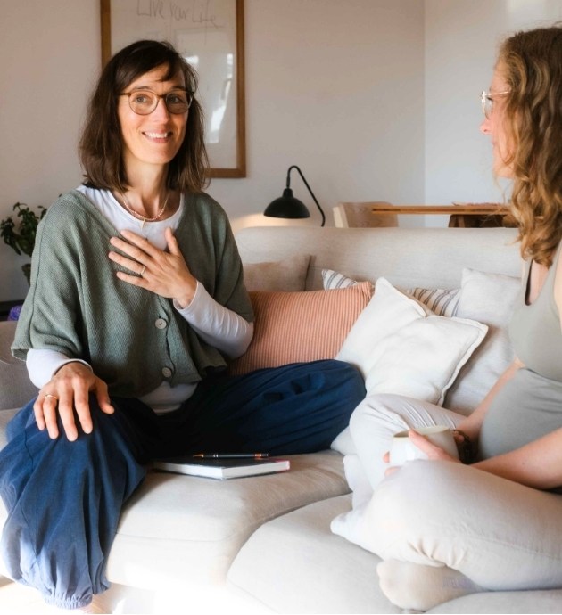 wachstum schwangerschaft frauen sofa doula